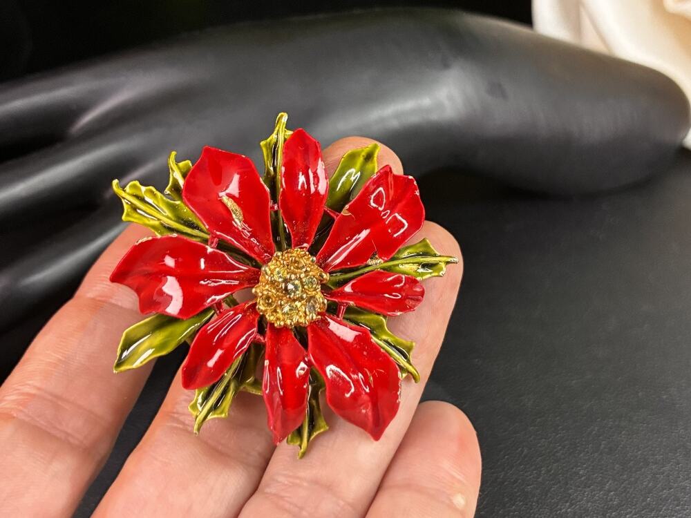 ART Pointsetia Brooch Fiar Condition 2" Christmas Collectable Jewelry